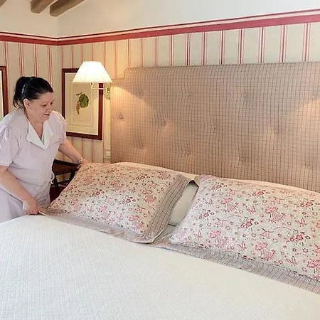 Апартаменты Sleeps 2 Pool Air Con Wifi